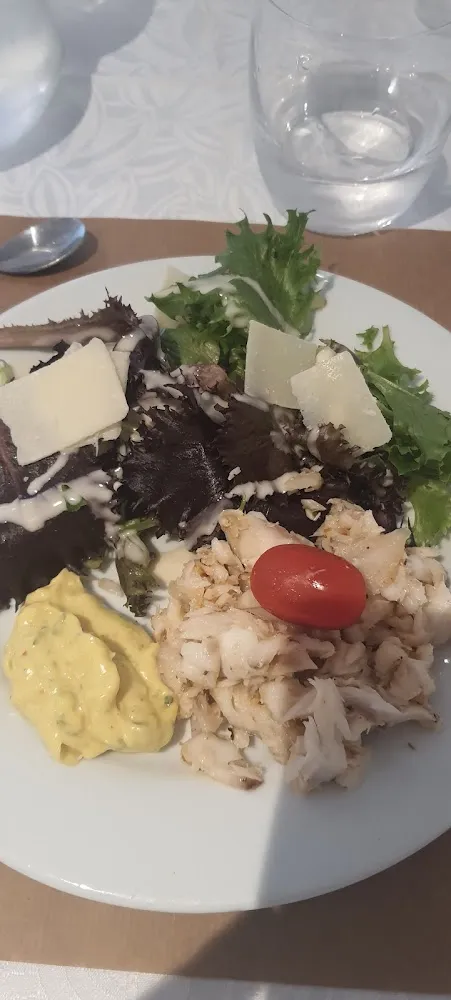 Salade Copeaux de Parmesan Poisson Et Aïoli Au Curcuma